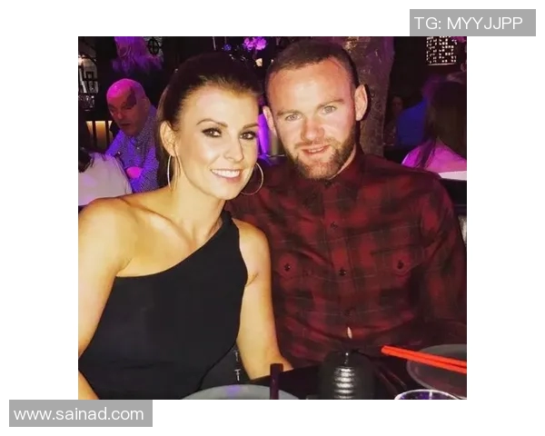 鲁尼晒出家庭团聚照片，网友纷纷称赞他敬爱老婆